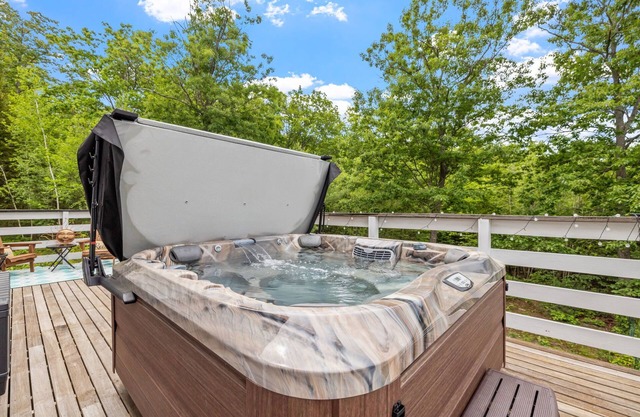 Renovated Alexandria NH jacuzzi house~firepit! gameroom! dog friendly! fenced