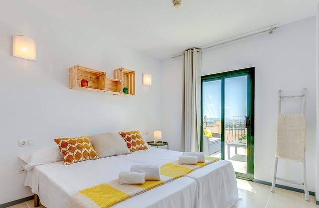 Renovated apartment with private terrace and sea views - 201