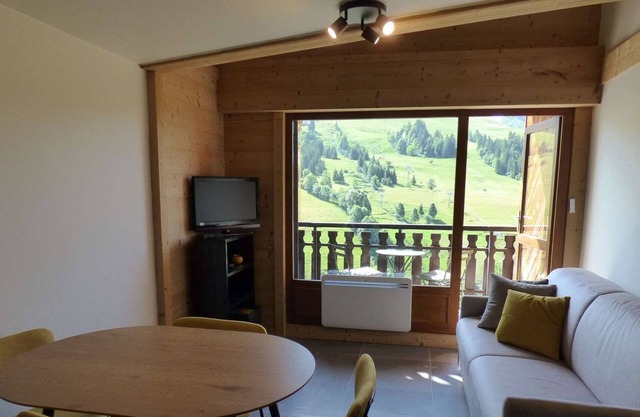 Renovated apt for 6 with 2 bathrooms and south-facing balcony