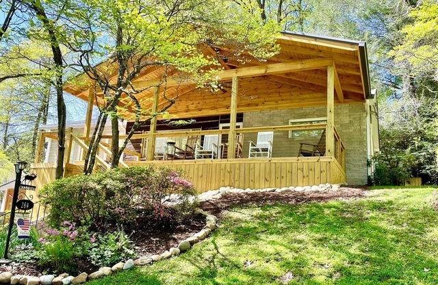Renovated Cabin At Lake Junaluska! Brand new large front porch.
