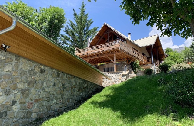 Renovated chalet sleeps 8 on 8000 m² of land, 10 minutes from Lac de Serre-Ponçon