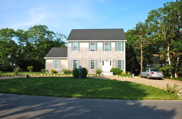 Renovated colonial in private community