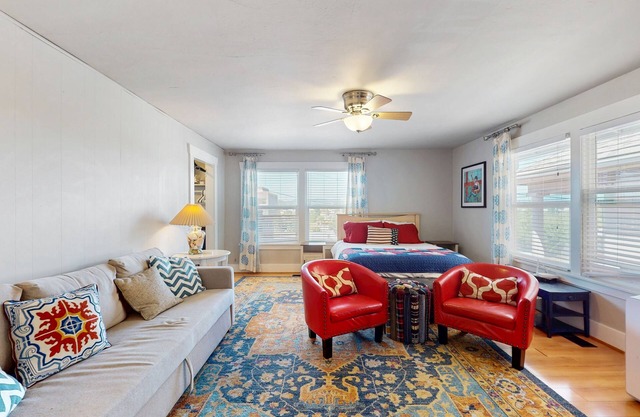 Renovated condo in historical building, near Seattle-Bremerton ferry