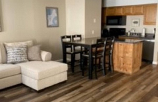 Renovated Condo, Mountain Bike right from the door to the Kingdom Trail system.