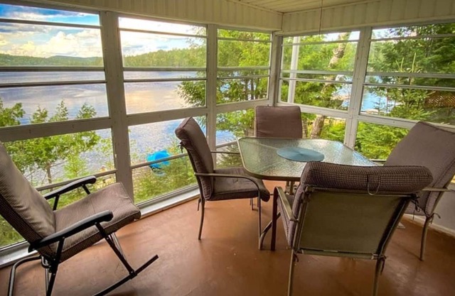 Renovated Cottage On Lake / Hot Tub / Canoe / WiFi