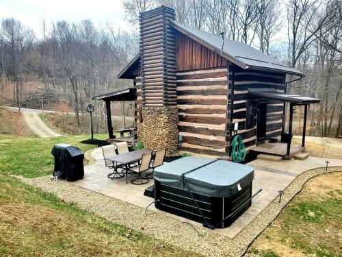 Renovated Cottage with Spa Surrounded by Beautiful Hiking Trails in Ohio