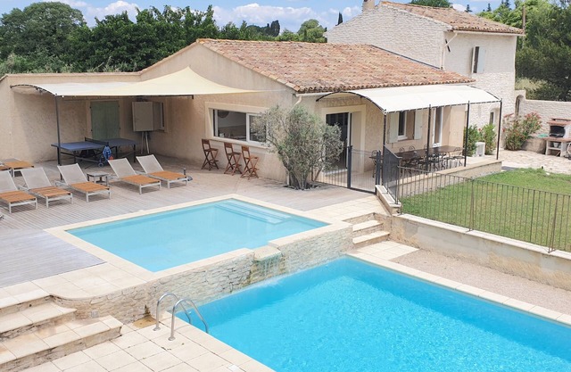 Renovated country house, ideal for 3 families, with heated pool, tennis.