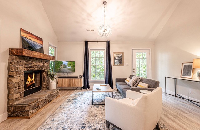 Renovated Cozy Cottage in Bryson City! Experience the cool Smokies!