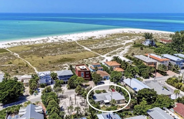 Renovated duplex 2bed/2bath North End Of Anna Maria, 2min walk to the beach