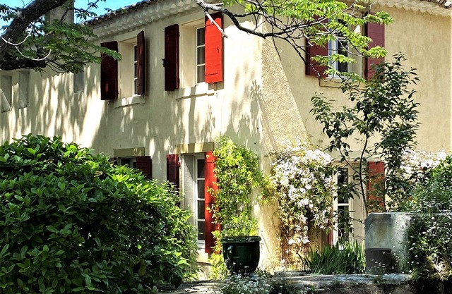Renovated farmhouse on a wine-growing estate, Ventoux view, near Avignon