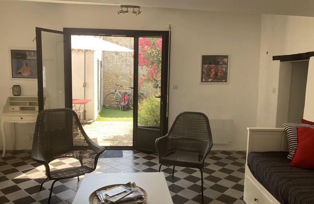 Renovated fisherman's house: small garden, heart of village, near beaches-Wifi, bikes