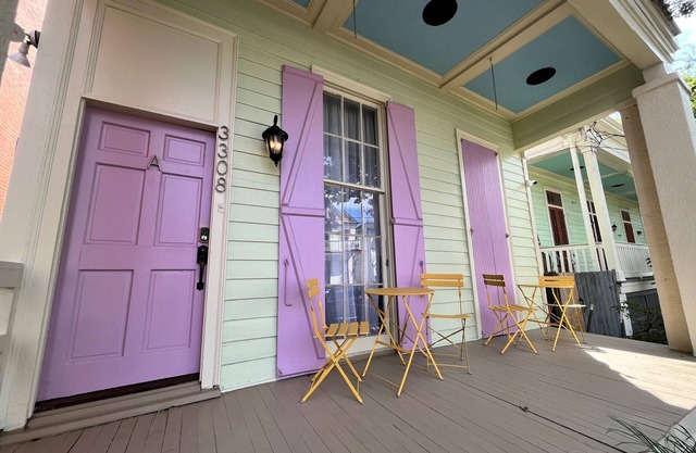Renovated Garden District Cottage 1 block from Streetcar in Historic District!