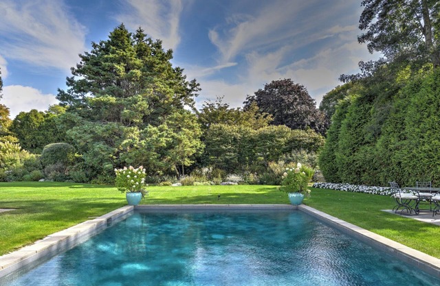 Renovated Historical, Sun Room in Peaceful Backyard, Close to Beach and.