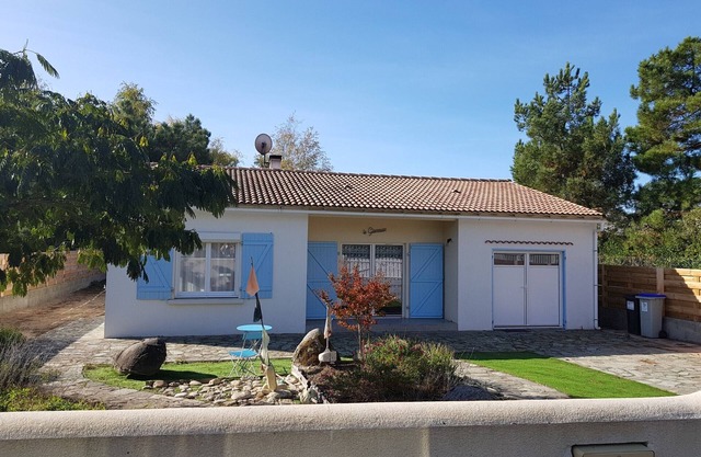 Renovated house with garden, near the beach, parking, for 4-6 people