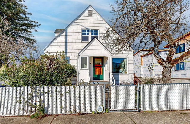 Renovated home in central location w/hot tub, theater, fast wifi & work desks