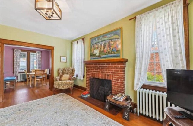 Renovated home, quiet area. Sleeps 6. EZ parking.nn