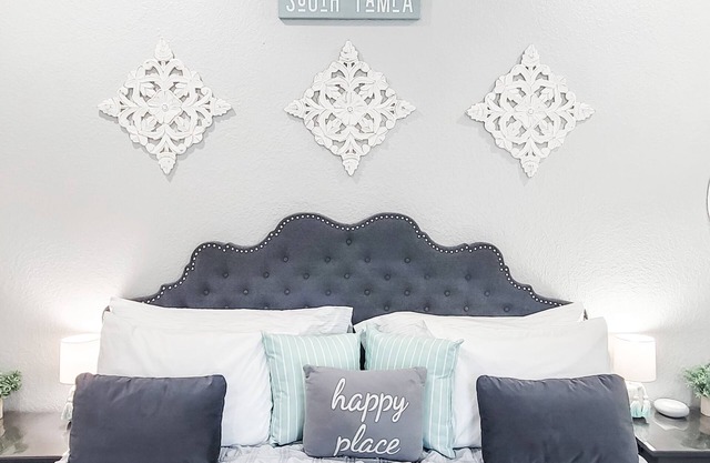 RENOVATED Hyde Park Carriage House