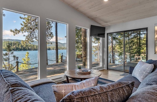 Renovated Lakehome w/amazing view, Great Fishing, Dog-Friendly, Boatslip, Dock