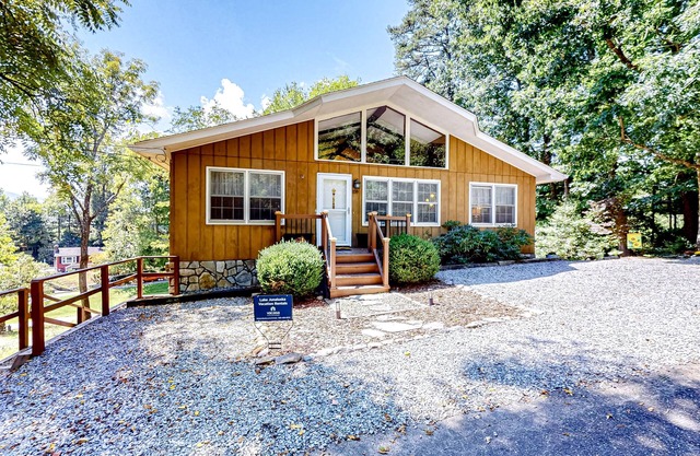 Renovated mtn-view home with grill, outdoor pool, golf, gym, fireplace, tennis