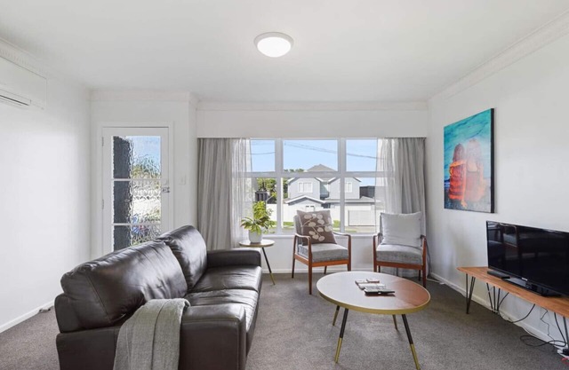 Renovated Takapuna 2BR Apt | Parking & Skytower