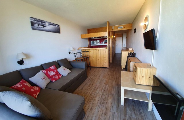 Renovated studio near center, balcony, 4 people