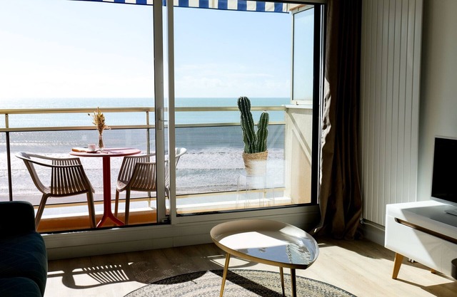 Renovated studio facing the main beach in Les Sables d'Olonne