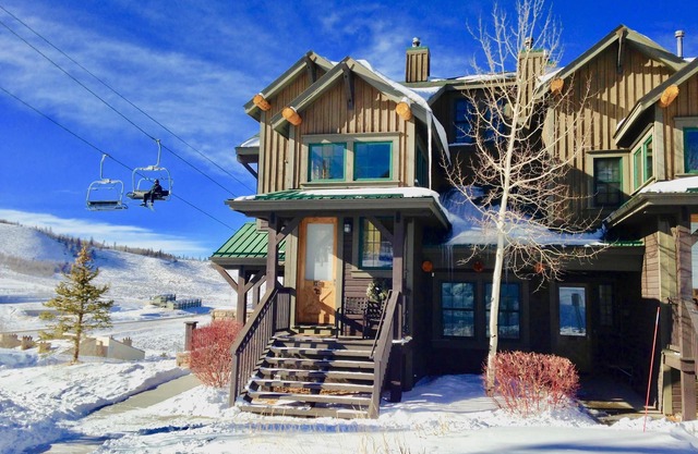 Renovated, Ski-in/out, 2Bed/2Bath Condo; n25 Steps to Slope, KickingHorse Lodges