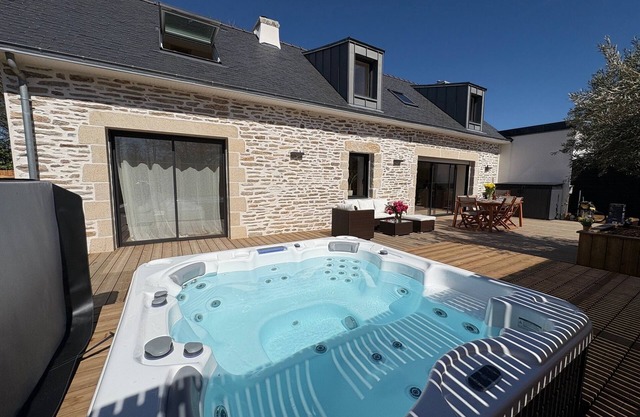 Renovated stone house 2 steps from the marina, golf course and shops