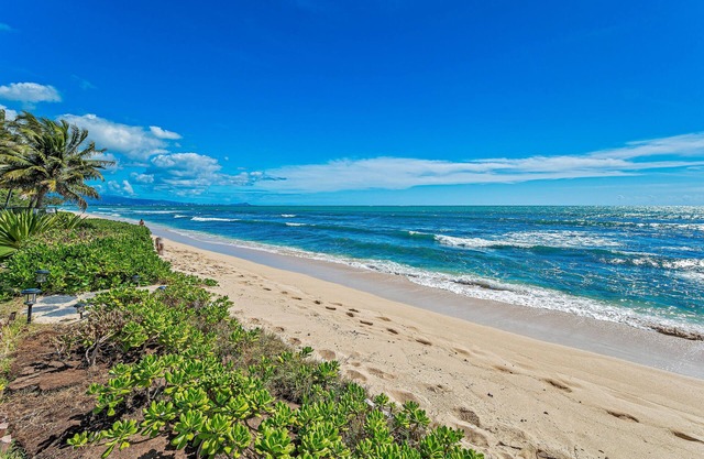 Renovated Steps to the Beach Cottage in Ewa Beach Serene Home w/Full Kitchen