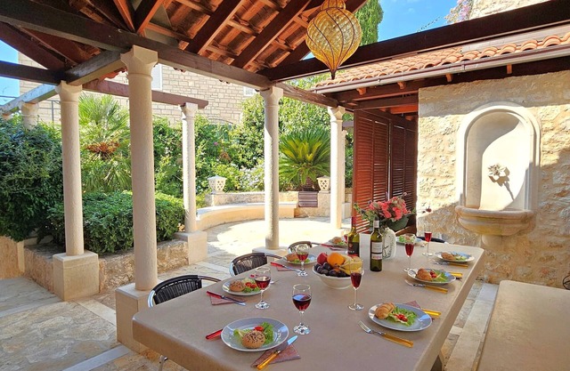 Renovated Stone Villa, Charming Dining Terrace, Outdoor Summer Kitchen & Grill