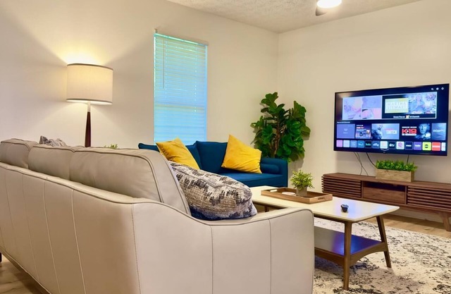 Renovated Townhome Close to Everything - 8 Guests