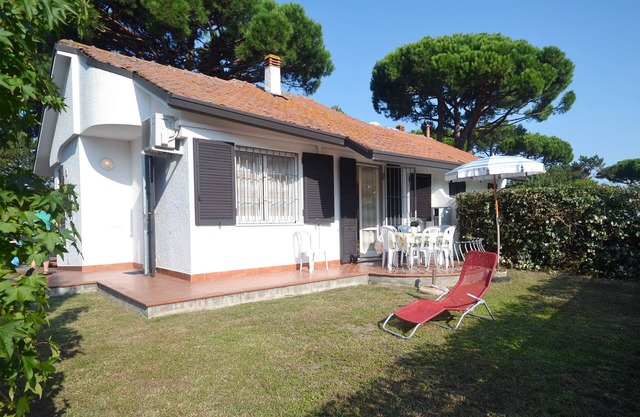 Renovated villa on the ground floor with large garden in exclusive area