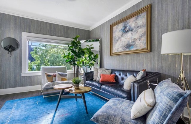 Renovated Victorian : King Beds, AC, 95 Walk Score in Best Area.