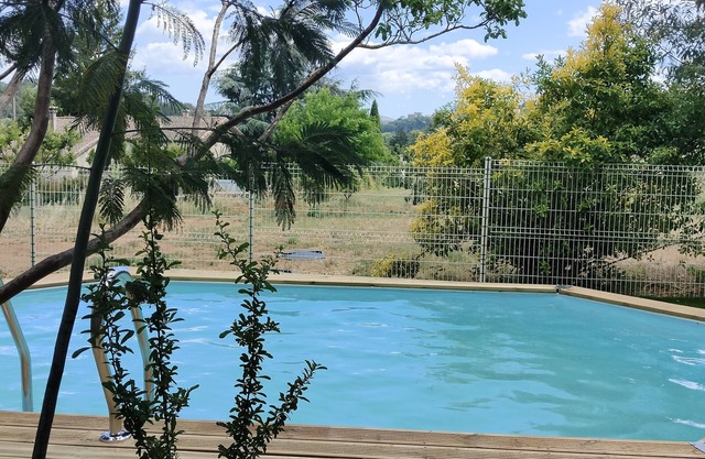 Renovated villa, with heated swimming pool and pétanque court. Ideal location!