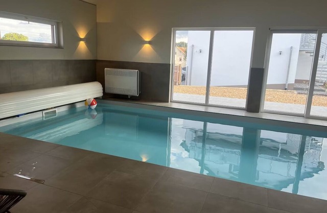 Renoviertes Ferienhaus 115 qm, mit Ganzjährig Beheiztem Innenpool 28 C und Spa