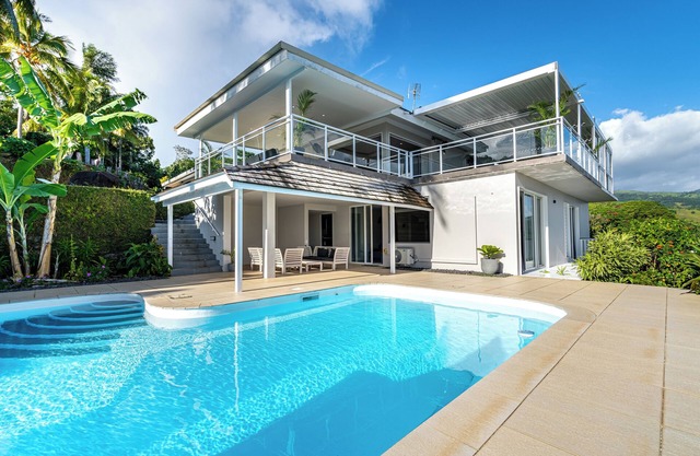 Rent a part of Domaine To'a Hotu. 3 bedrooms, 3 bathrooms, 8 people max.