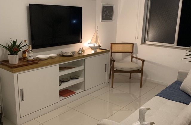 Rent beautiful 2 bedroom apt at a Fort Beach court.