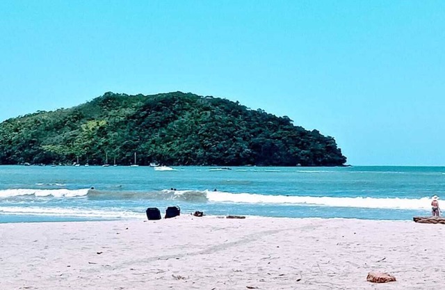 Rent Carnival ap 1 block from Perequê Açu Beach, spacious, comfortable up to 8 people