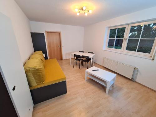 Rent House - Work and Sleep in Neustetten - Ideal für Teams und Monteure bis 4 Personen - Ganze Wohnung - ruhig und kühl im Sommer - eigener Garten mit Grill - easy Check-In - weitere Unterkünfte Vorhanden