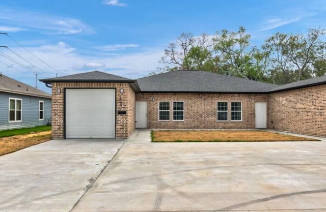 Rent room A in this tranquil and quiet neighborhood.