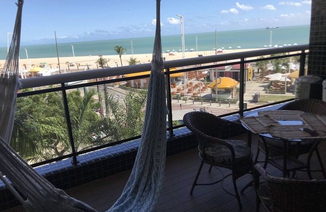 Rent Season fit. in front of the Fortaleza Sea.