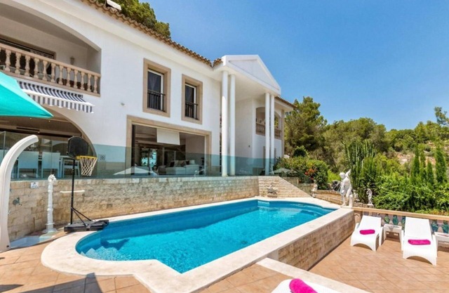 Rent this Luxury Villa with Private Pool, Mallorca Villa 1040