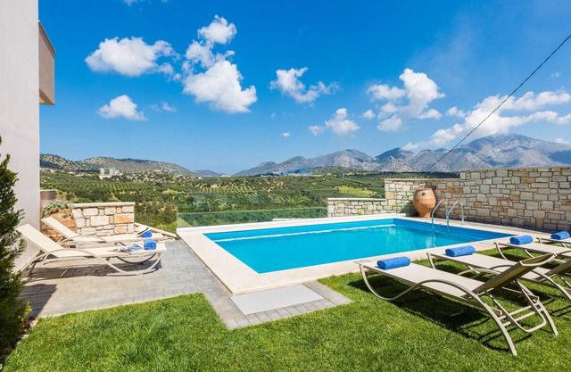 Renta Villa Eleni, with Pool, BBQ & Playground, Close to the beach