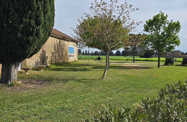 Rental for 9 people with swimming pool, near Orange