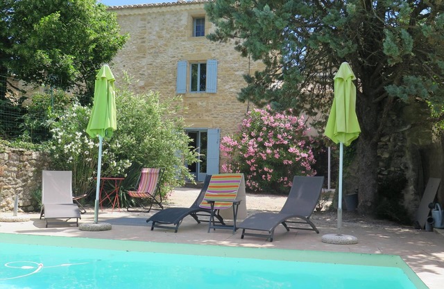 Rental old farmhouse, 5 people in Argilliers, between Uzes and Pont du Gard.