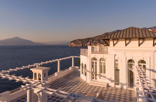Rentals in Italy - Villa Correale immersed in the gardens with sea view