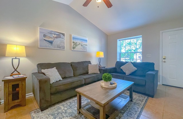 Reopening - Renovated - The cozy white townhouse!