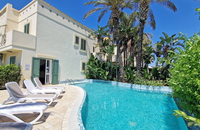 Residence AraInn Melixa - 2 Bedrooms, Pool, WiFi
