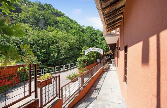 'Residence Appartamento Londra' with Mountain View, Balcony & Wi-Fi
