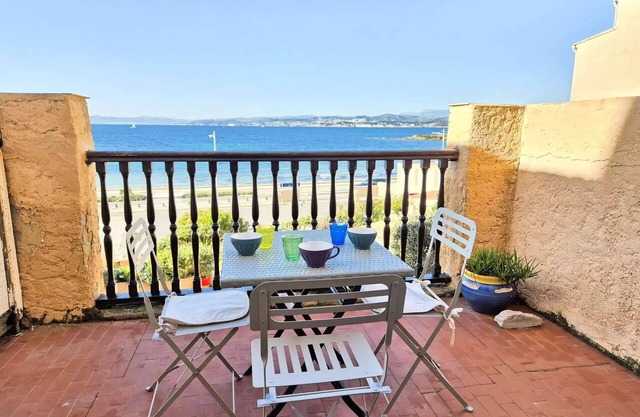 Residence Les Charmettes - Full sea view, 10 m sandy beach, Brusc, Terrace.